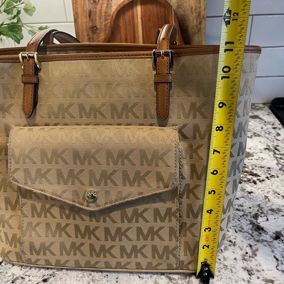 Michael Kors MK Signature Tote Shoulder Handbag Purse Tan Gold Jet Set - Picture 16 of 16